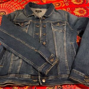 🌀Well Worn Blue Denim Jean Jacket. 6 usable pockets! Great quality. Size M/L